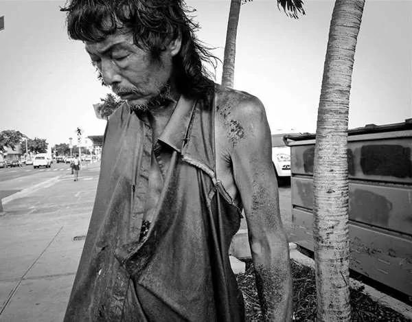 她在拍摄流浪汉时 发现了抛弃自己20多年的父亲 她心痛到要崩溃了!