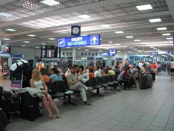 她没做错事却被航空公司请下飞机 最后接到电话后 感激到哭!