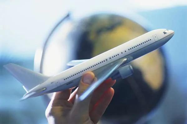 她没做错事却被航空公司请下飞机 最后接到电话后 感激到哭!