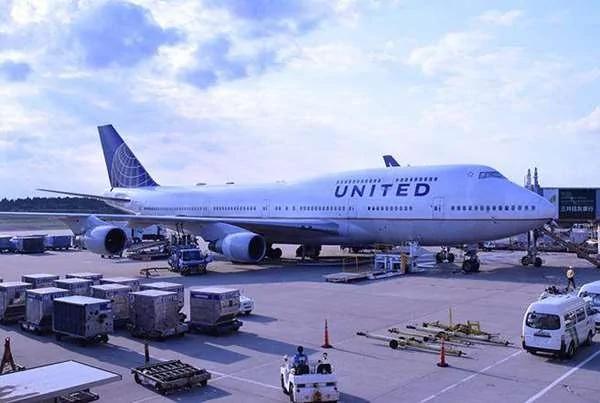 她没做错事却被航空公司请下飞机 最后接到电话后 感激到哭!