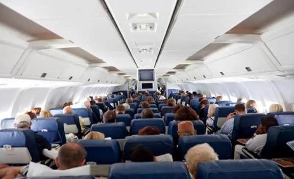 她没做错事却被航空公司请下飞机 最后接到电话后 感激到哭!