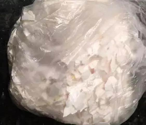 养花最怕烂根了 来一把它 根部长得都要撑破盆