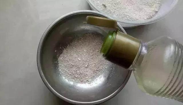 养花最怕烂根了 来一把它 根部长得都要撑破盆