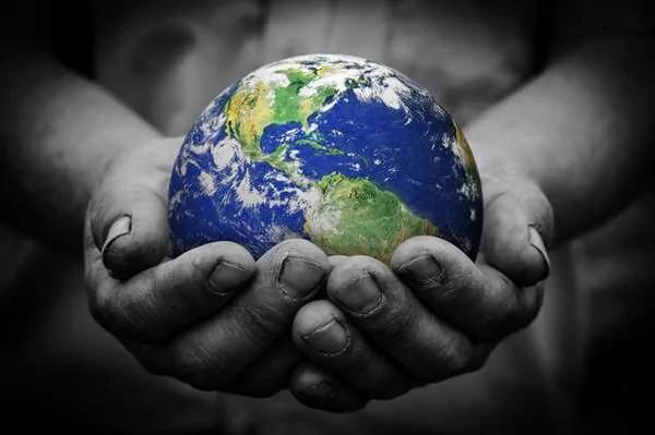 美国狂大叔相信“地球是平的” 为了验证自己的论点 他这样做…