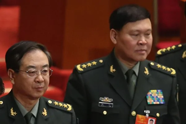中共軍委政治工作部前主任張陽（右）被官方確認調查後，他的長期搭檔房峰輝（左）也傳被調查。(Feng Li/)