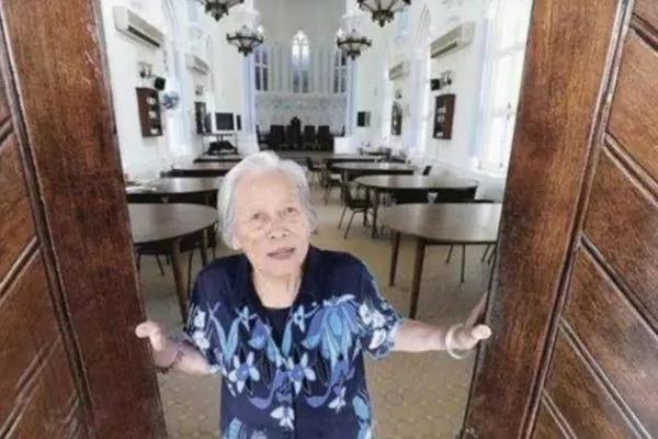 做了44年保潔員 一生只會5個字 她卻成為香港大學院士