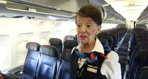 81岁高龄空姐仍在空中服务在美国大大有名