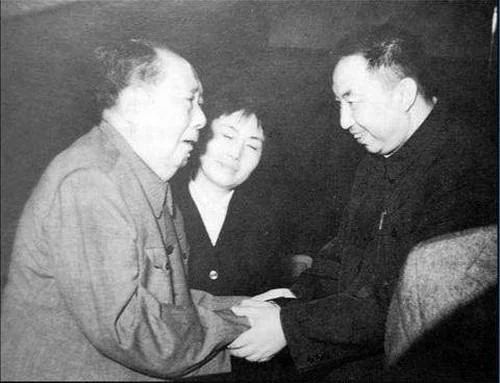 毛澤東在張玉鳳攙扶下接見華國鋒。
