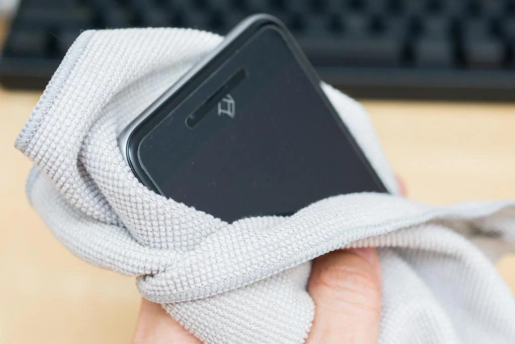 我的iPhone落水了 “关 脱 擦 吸 烘”五字口诀拯救你的落水3C