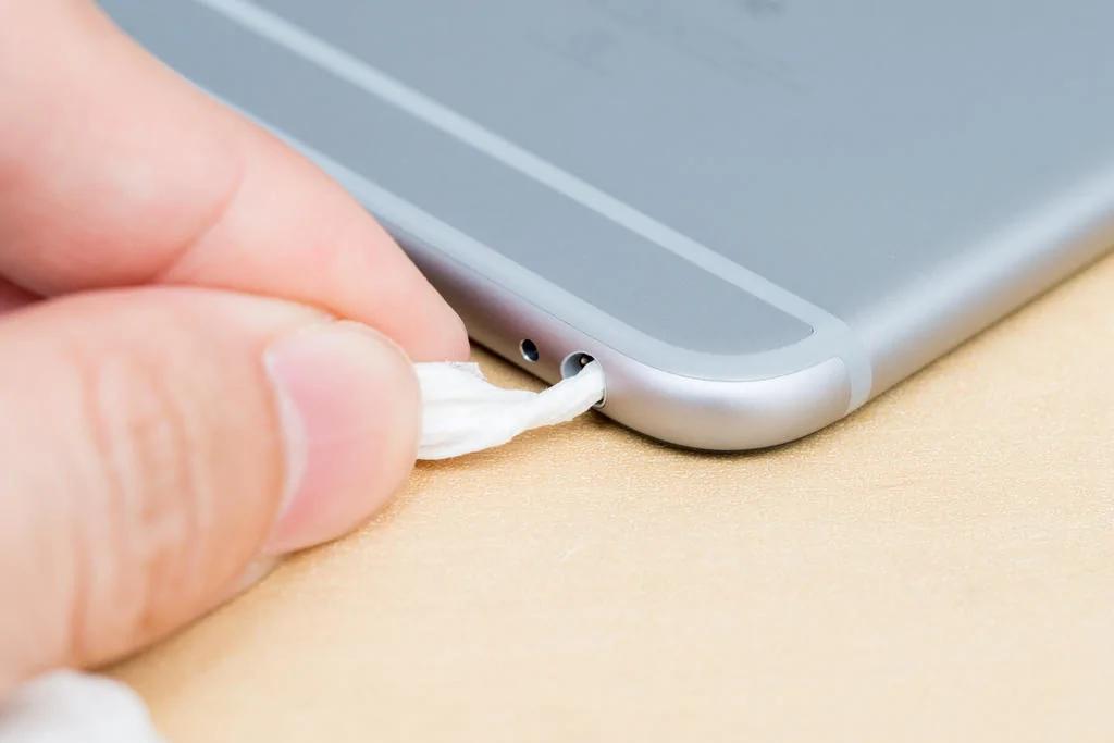 我的iPhone落水了 “关 脱 擦 吸 烘”五字口诀拯救你的落水3C