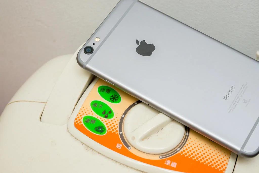 我的iPhone落水了 “关 脱 擦 吸 烘”五字口诀拯救你的落水3C