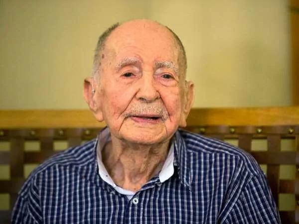 102岁的老爷爷等了70年 终于看到一个“白发天使”出现在他面前!