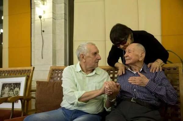 102岁的老爷爷等了70年 终于看到一个“白发天使”出现在他面前!