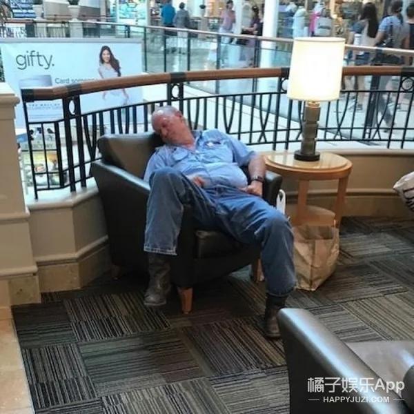 只有这个时候 所有男人们看起来都一样可怜