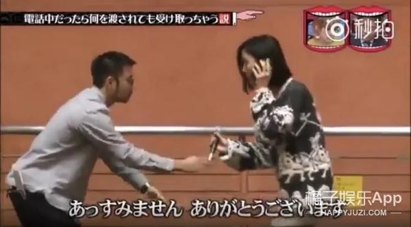 接电话的时候 无论给什么都会拿