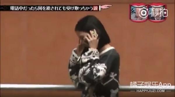 接电话的时候 无论给什么都会拿