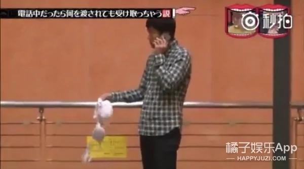接电话的时候 无论给什么都会拿