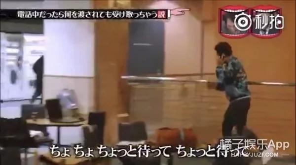 接电话的时候 无论给什么都会拿