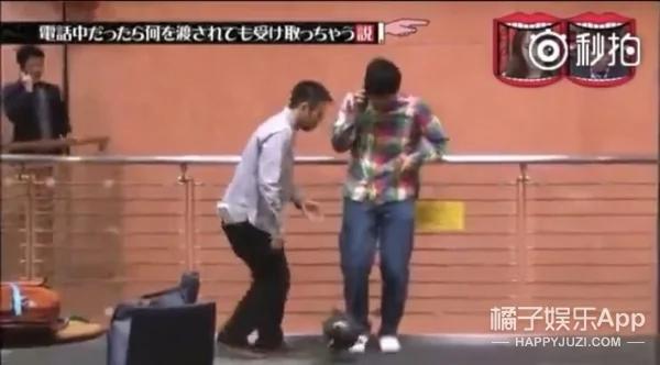 接电话的时候 无论给什么都会拿