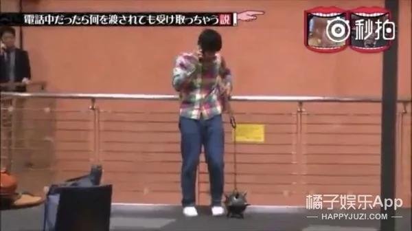 接电话的时候 无论给什么都会拿