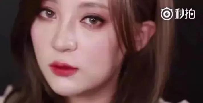 高人气网红化妆和不化妆的对比…堪比换头!
