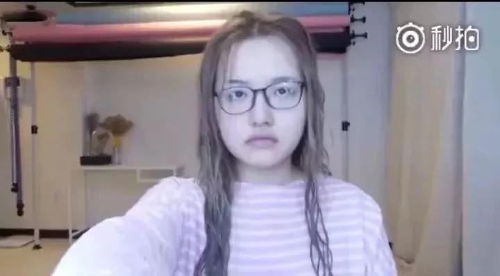 高人气网红化妆和不化妆的对比…堪比换头!