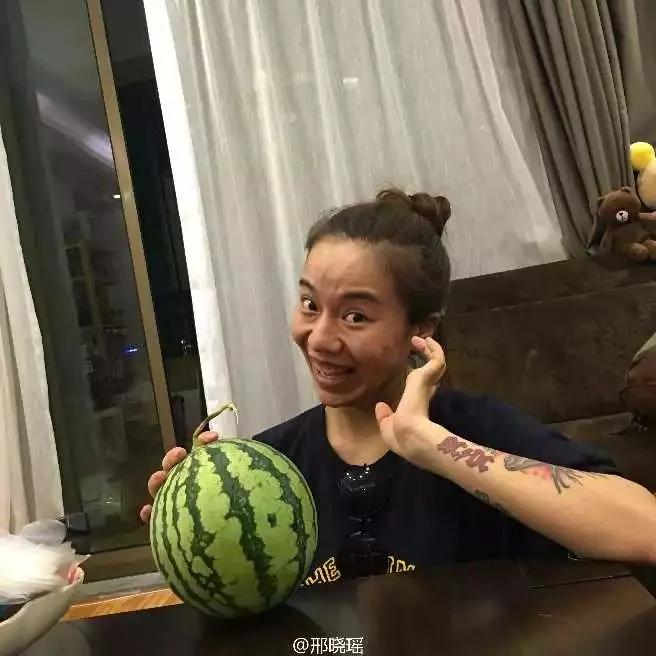 高人气网红化妆和不化妆的对比…堪比换头!