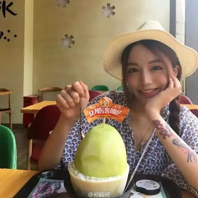 高人气网红化妆和不化妆的对比…堪比换头!
