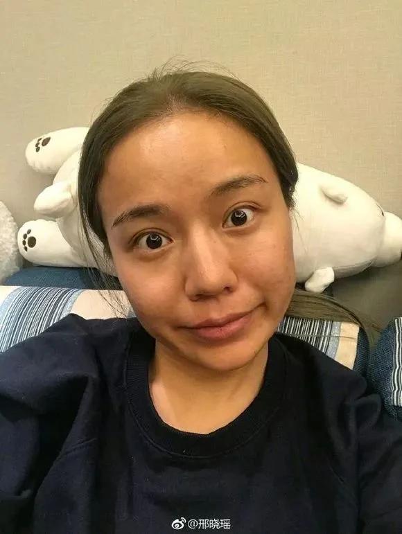 高人气网红化妆和不化妆的对比…堪比换头!