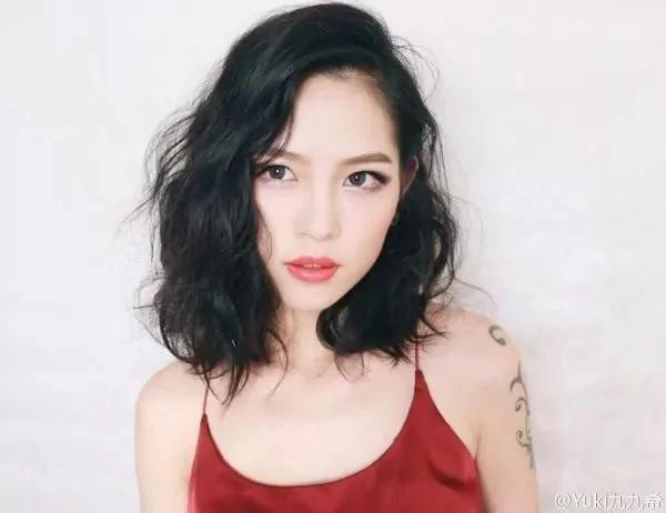 高人气网红化妆和不化妆的对比…堪比换头!