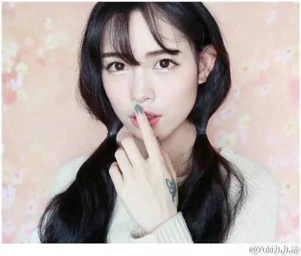高人气网红化妆和不化妆的对比…堪比换头!
