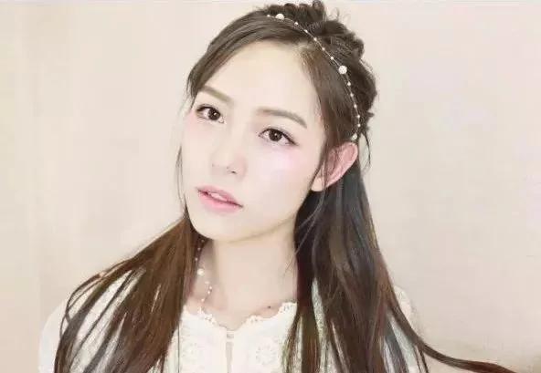 高人气网红化妆和不化妆的对比…堪比换头!