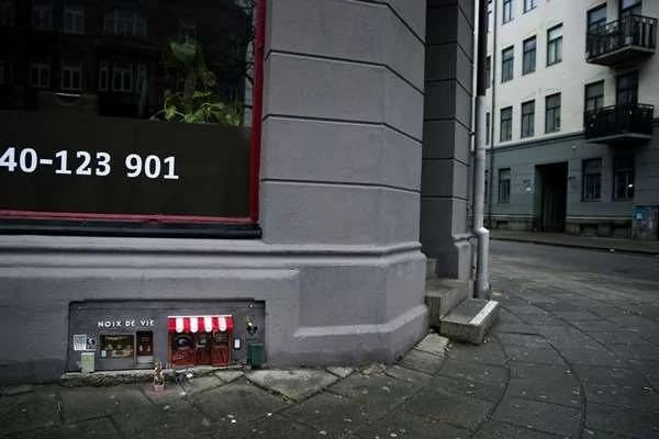 瑞典街头出现“精致小店铺” 原来客人是“老鼠”