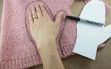 她把旧毛衣剪一剪 秒变几百块的宝贝 美翻了