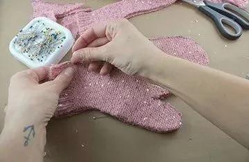她把旧毛衣剪一剪 秒变几百块的宝贝 美翻了