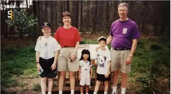 狠心抛下出生不久的女儿 却又希望日后能相认 22年后竟然如愿!
