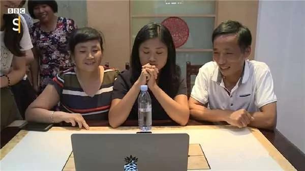 狠心抛下出生不久的女儿 却又希望日后能相认 22年后竟然如愿!