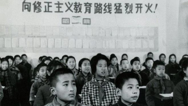 黄帅:12岁小女孩“反潮流”成为学生英雄