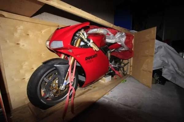 巨型包裹”长达10年没人签收 法官判给物流中心阿姨 爽翻天了!