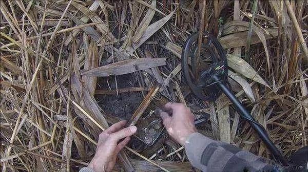 国外退役男子捡到一个锈迹斑斑的盒子 没想到里面的东西价值不菲