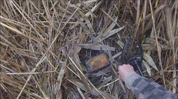国外退役男子捡到一个锈迹斑斑的盒子 没想到里面的东西价值不菲