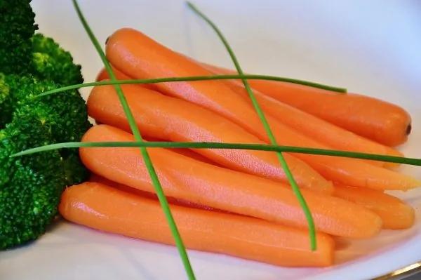 眼睛干涩、肿痛、视力下降?吃对食物有助缓解眼疲劳
