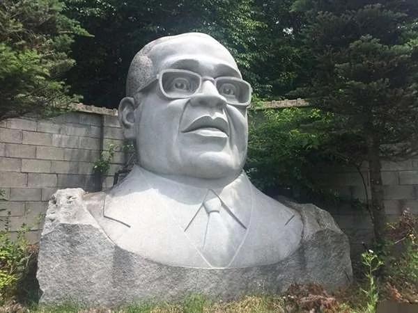 美国这座公园以“公众人物”的石雕引起关注 但游客到此一游后全是“问号”!