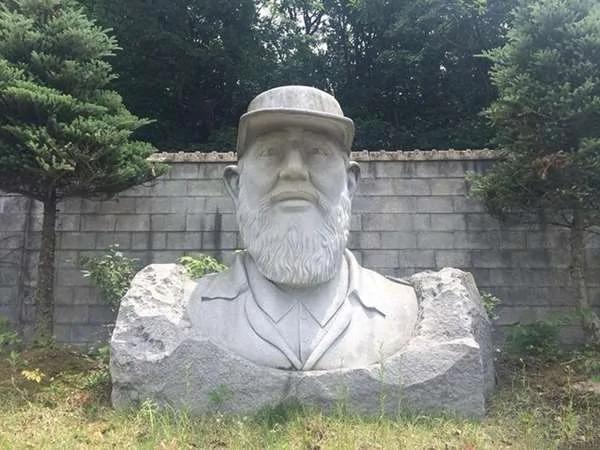 美国这座公园以“公众人物”的石雕引起关注 但游客到此一游后全是“问号”!