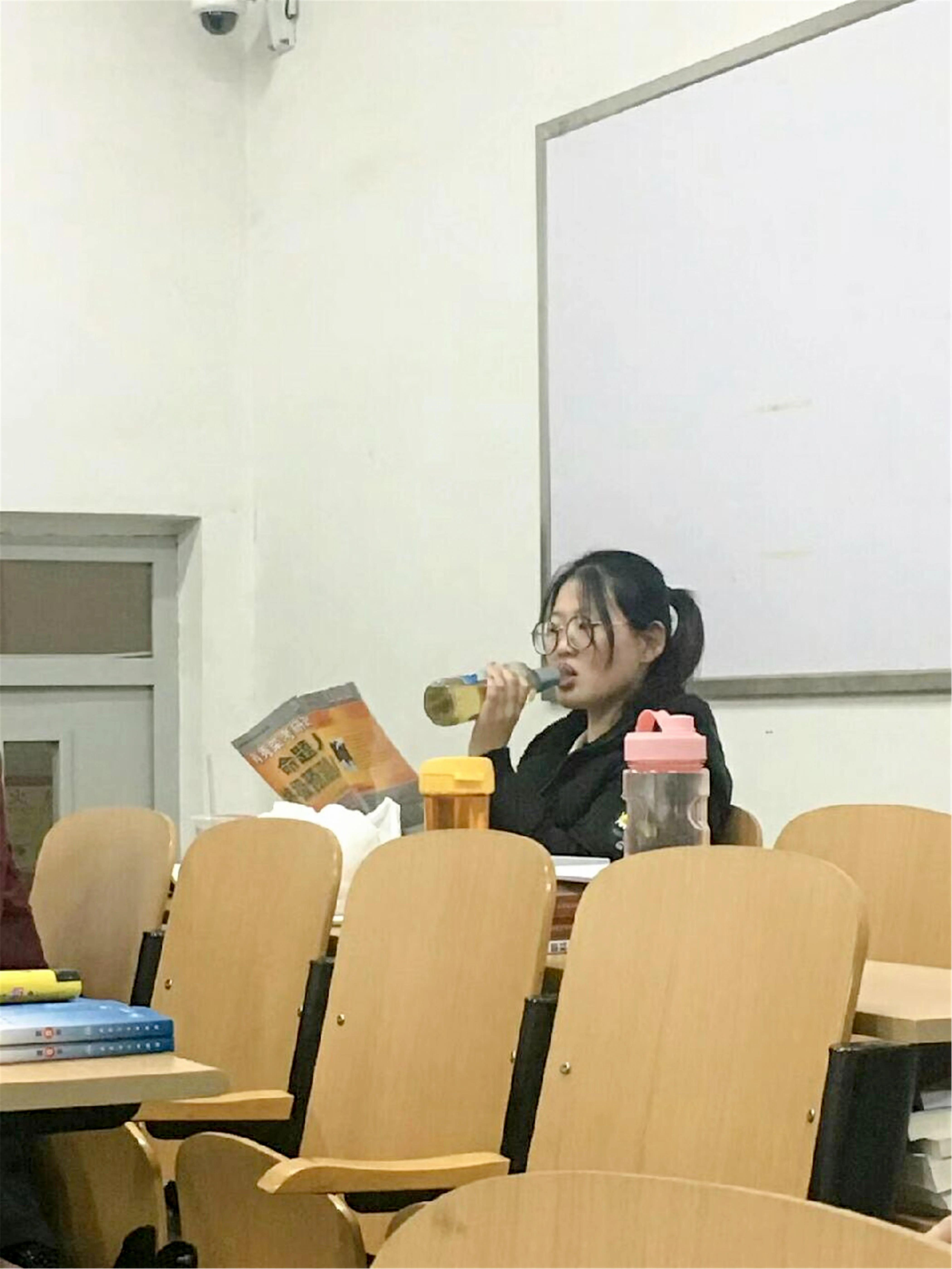 加油!考研女生背题吹啤酒爆红网络