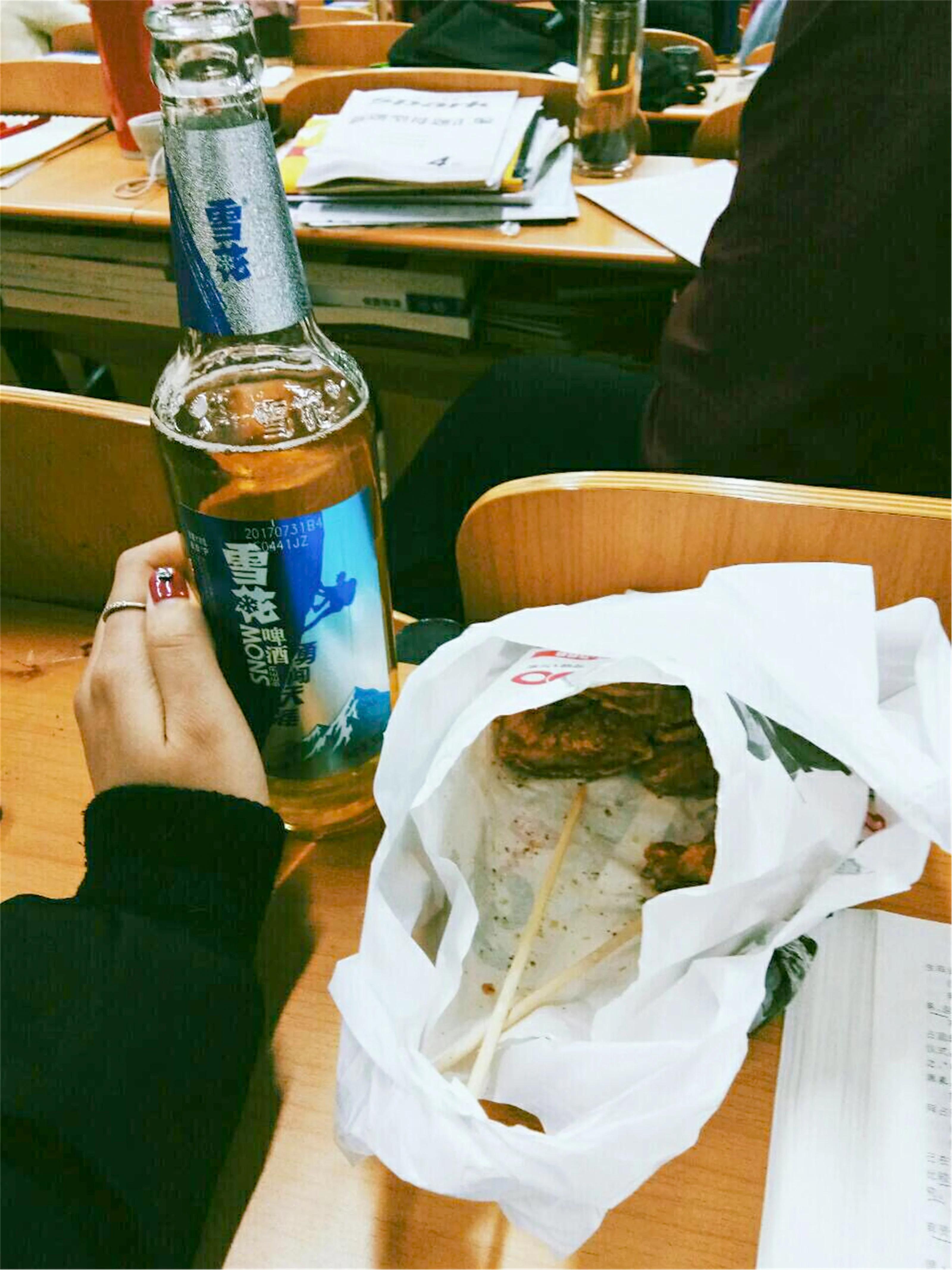 加油!考研女生背题吹啤酒爆红网络