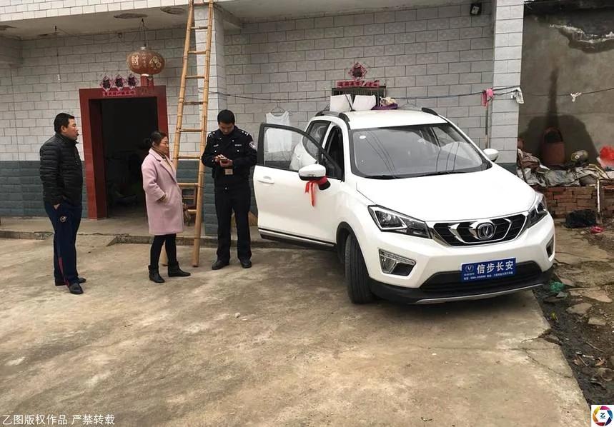 女子驾新车探望亲戚 车子闯进楼房毁了一锅好菜