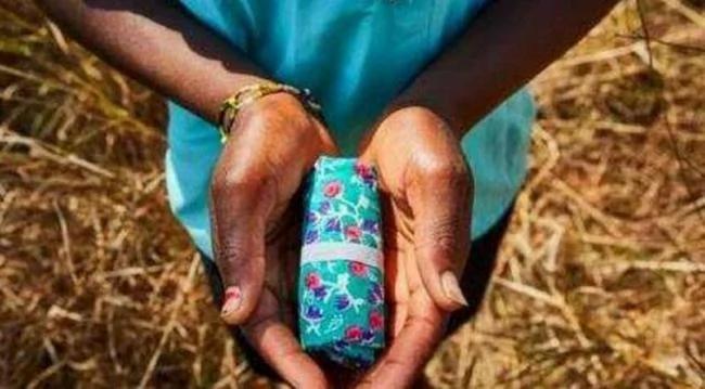 在非洲 每个女孩子都自己做卫生巾