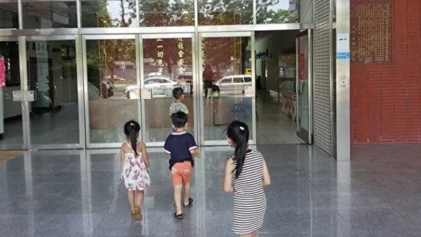 5个小孩浩浩荡荡到派出所报案 竟然为了这件事