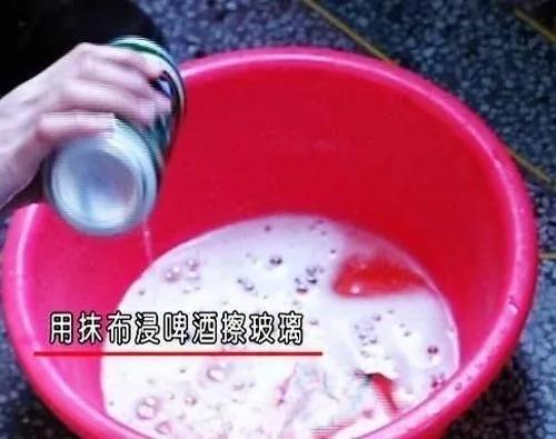 擦窗神器!常见饮品加点盐 油腻玻璃焕然一新